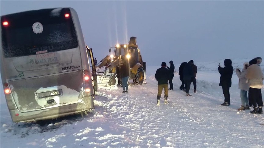 Tur otobüsünde mahsur kalan 30 kişi kurtarıldı