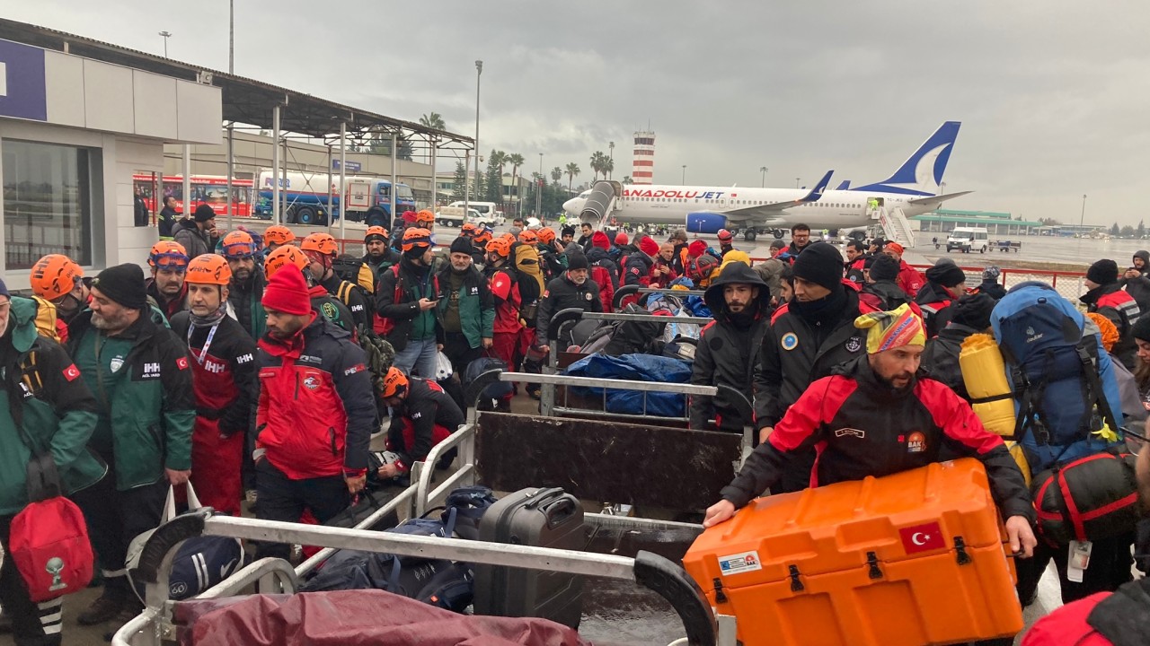 İstanbul'dan hareket eden arama kurtarma ekibi Adana'ya ulaştı