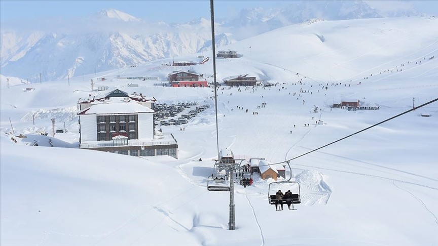 Kayak merkezlerinde en fazla kar kalınlığı 174 santimetreyle Hakkari'de ölçüldü
