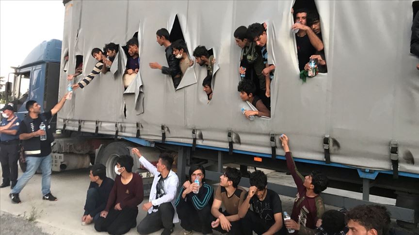 Bitlis'te bir tırın dorsesinde 64 düzensiz göçmen yakalandı