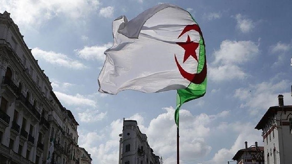 Cezayir'de iki bakanlık Fransızca kullanımını sonlandırdı