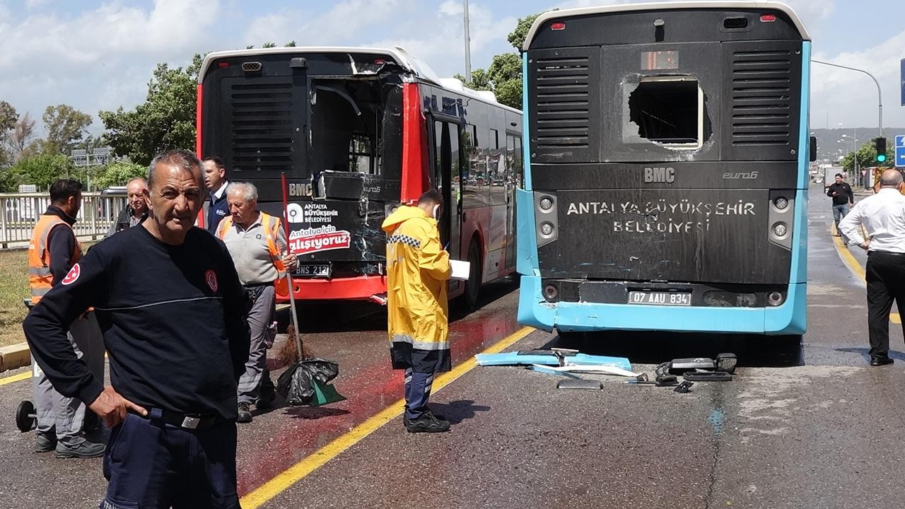 Antalya'da 7 aracın karıştığı kazada çok sayıda kişi yaralandı