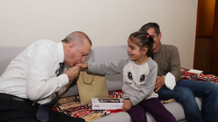 Erdoğan bir vatandaşın evinde iftar yaptı
