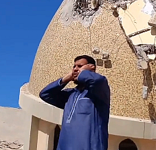 Filistinli yıkılan caminin üstünde ezan okudu