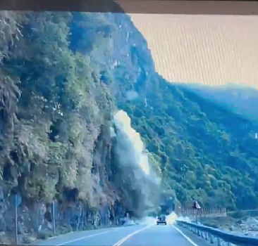 Tayvan'daki depremde dağ yolunda kurtuluş anı