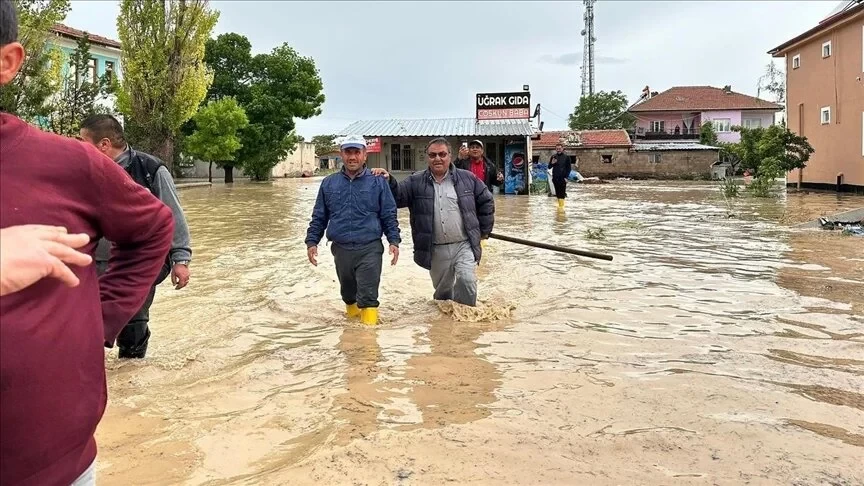 Konya'da sağanak nedeniyle ev ve iş yerlerini su bastı