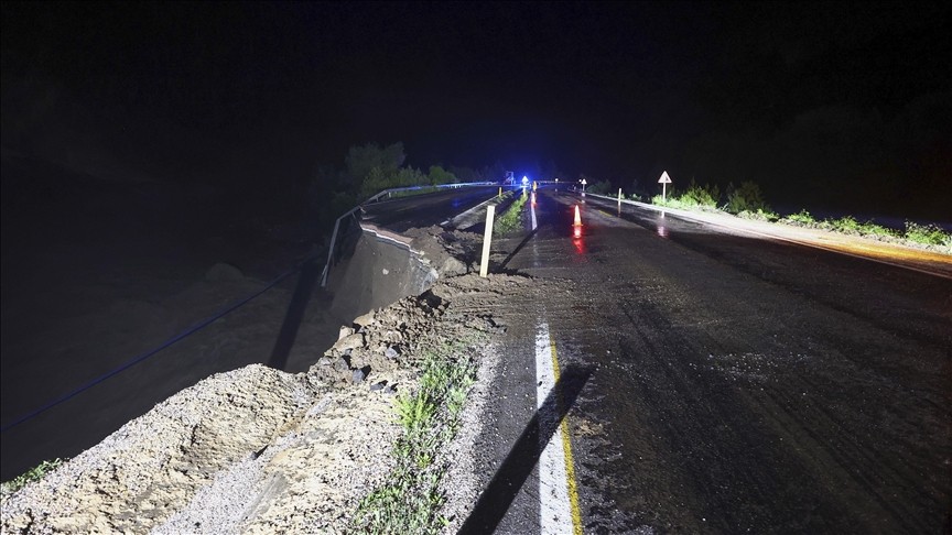 Kastamonu-Ankara kara yolu çöktü