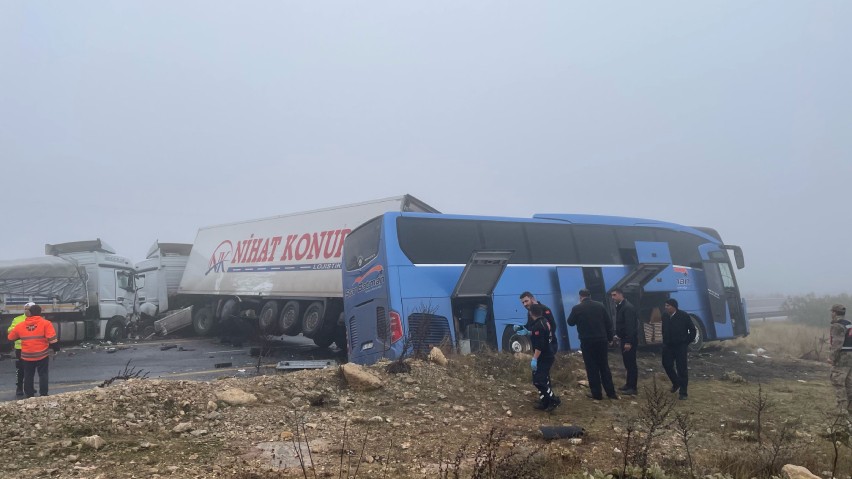 Şanlıurfa'da yolcu otobüsü ile 2 tır çarpıştı