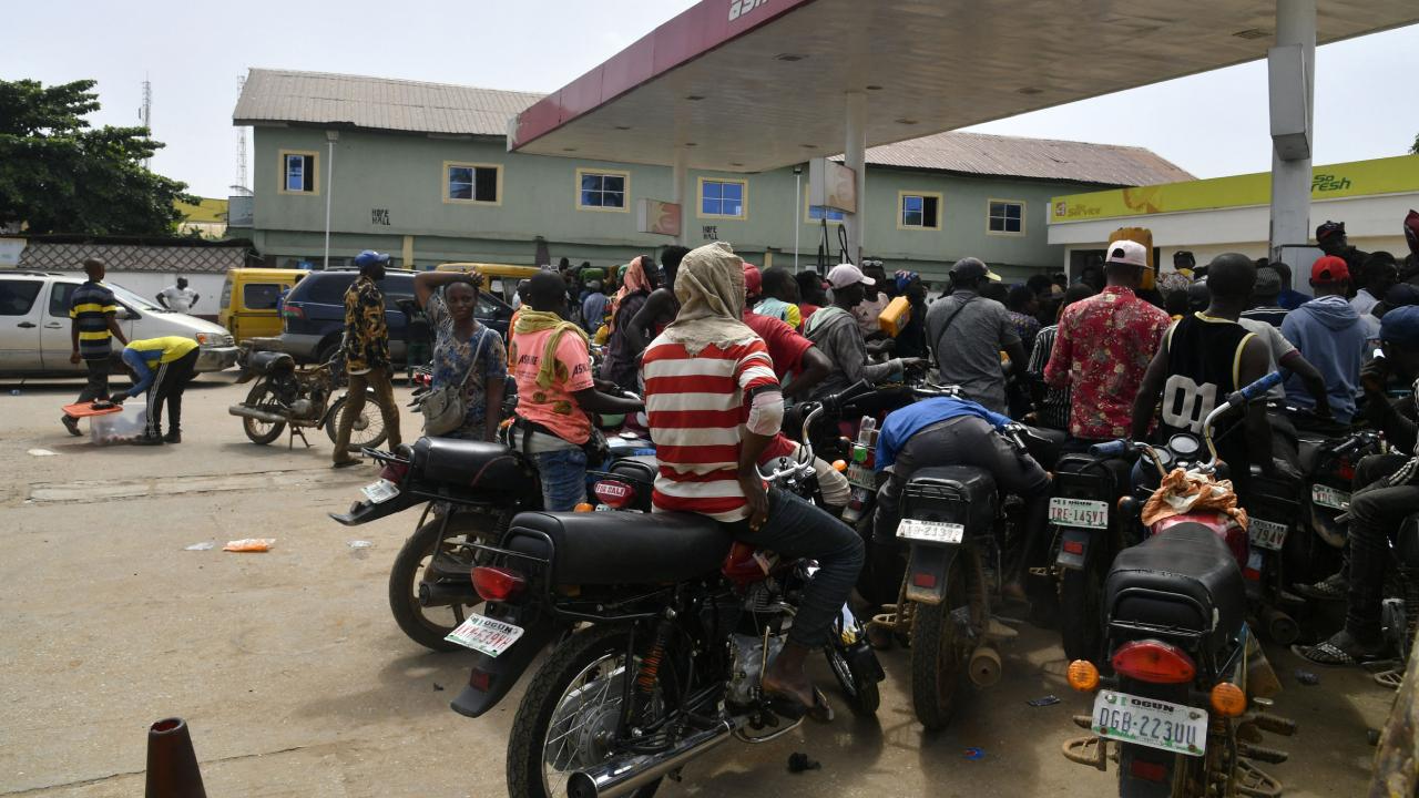 Nijerya Devlet Başkanı'ndan halka panikle benzin almayı bırakın çağrısı