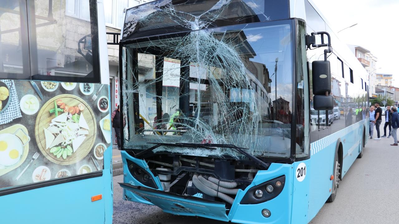 Erzurum'da iki otobüs çarpıştı: Çok sayıda yaralı var