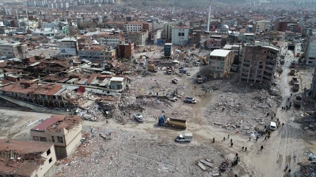 Malatya'da 5 katlı ağır hasarlı bina çöktü