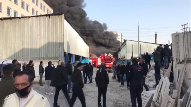 ​Halkalı'da geri dönüşüm tesisinde yangın çıktı