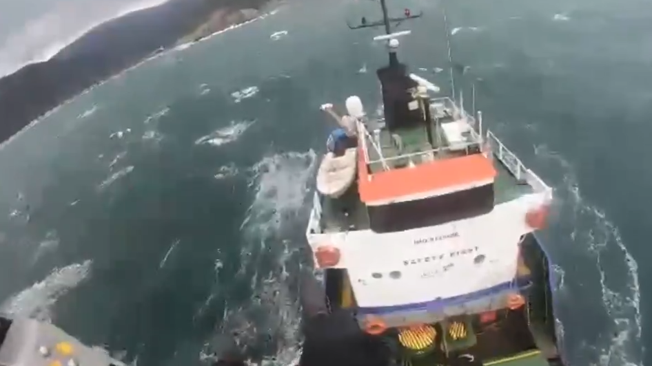 Balıkesir'de arızalanan geminin mürettebatı helikopterle kurtarıldı