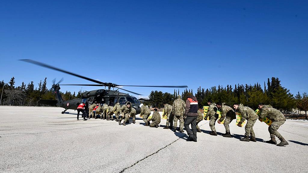 Gaziantep'teki depremzedelere askeri helikopterle yardım ulaştırıldı