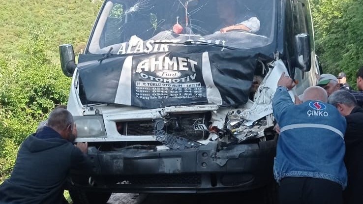 Osmaniye'de minibüsle beton mikserinin çarpıştığı kazada 7 kişi yaralandı