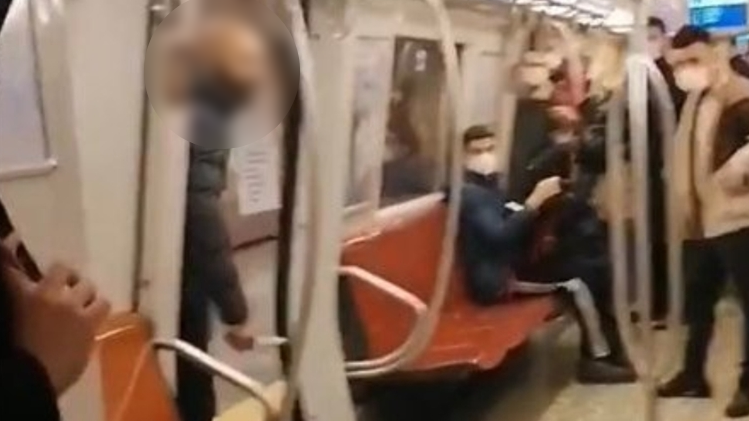 Metroda yolcuya bıçak çeken kişi yakalandı
