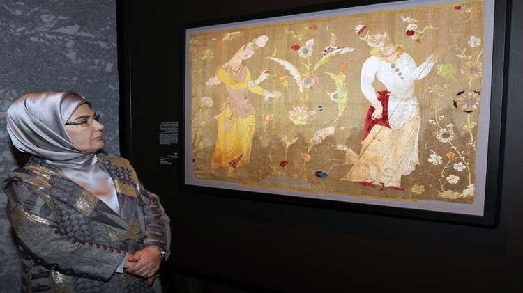 Emine Erdoğan Katar'da İslam Sanatları Müzesi'ni ziyaret etti