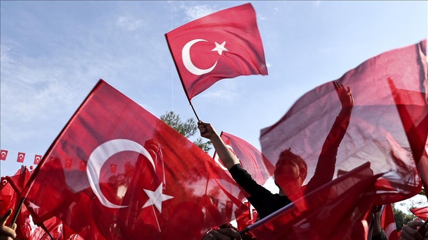 Antalya'da 400 metrelik Türk bayrağı ile fener alayı düzenlendi
