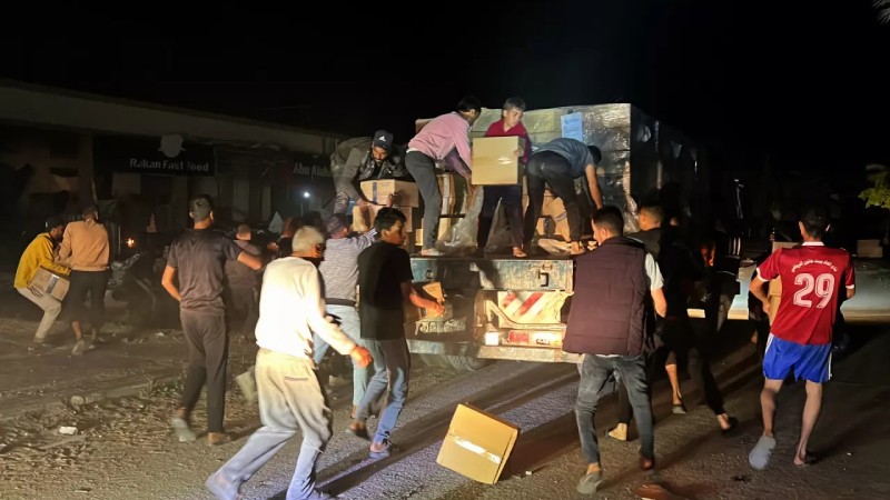 Gazze'ye  insani yardım kamyonları giriş yaptı