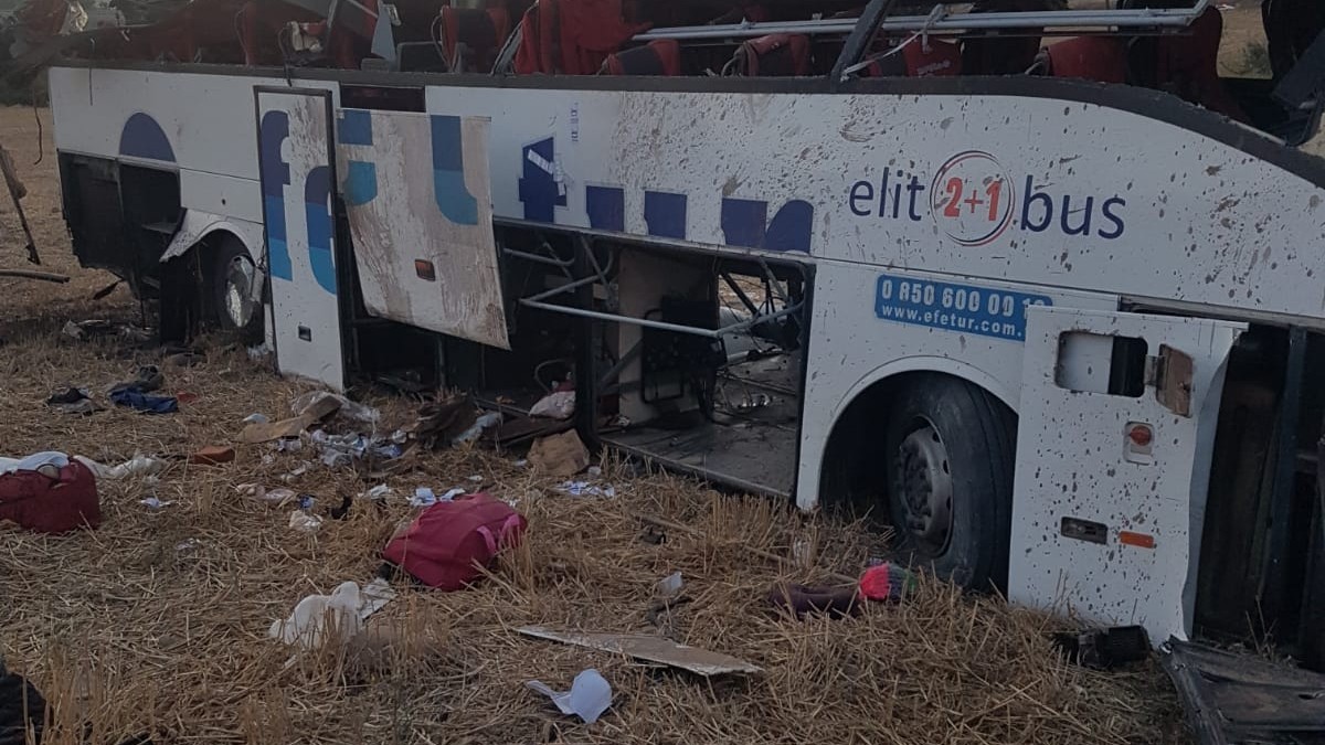 Balıkesir'de yolcu otobüsünün devrilmesi sonucu 14 kişi öldü, 18 kişi yaralandı