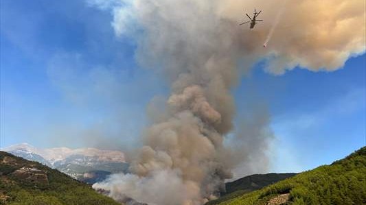 Alanya'da çıkan orman yangınına müdahale ediliyor