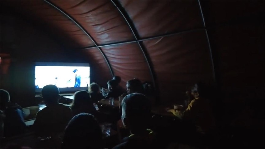 Bakan Özer, çocuklarla film izlediği görüntüleri paylaştı