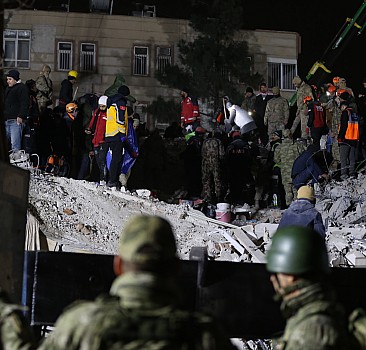 Türkiye'yi sarsan depremin ilk 24 saati