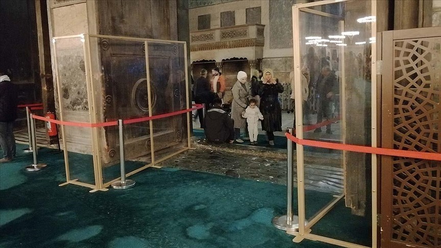 Ayasofya Camideki imparatorluk kapısına cam bölmeli koruma
