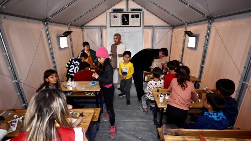 Hatay'da gönüllü öğretmenler, depremzede öğrencilere eğitim veriyor