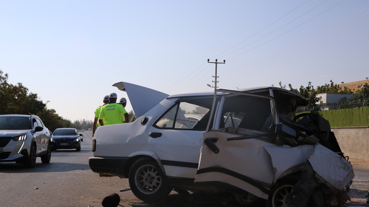 Gaziantep'te 2 otomobil çarpıştı, 1 kişi öldü, 5 kişi yaralandı