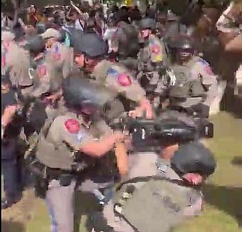 Texas polisİ gazetecilere tekme tokat saldırdı