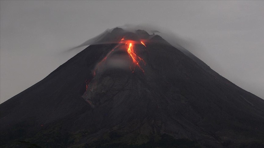 Merapi Yanardağı'nda korkutan patlama
