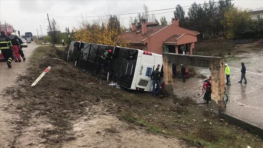 Diyarbakır'da yolcu otobüsü şarampole devrildi: 33 yaralı