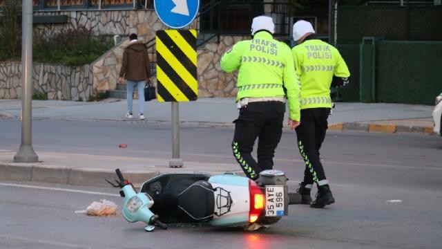 İzmir'de direğe çarpan sürücü ağır yaralandı