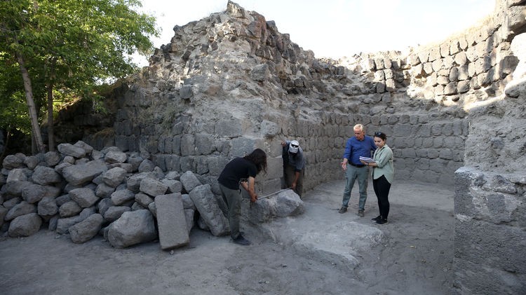 Arkeoloji çalışmalarında kumla kaplı han keşfi