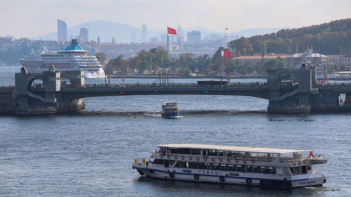 Tur teknesi Galata Köprüsü'ne çarptı