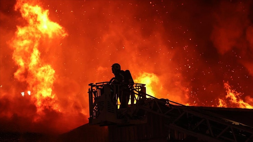 Şişli'de metruk binada yangın