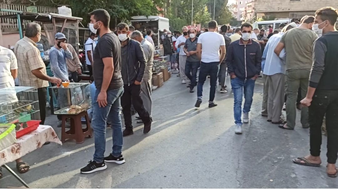 Mersin'de Kovid-19 tedbirlerine uyulmayan kuş pazarı süresiz kapatıldı
