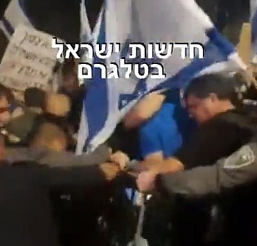 İsrailli protestocular Netanyahu'nun evine girmek için ikinci barikatı aştı