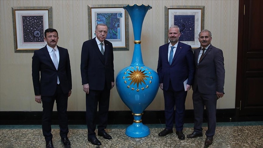 Menemenli çömlek ustası, Erdoğan'a vazo hediye etti