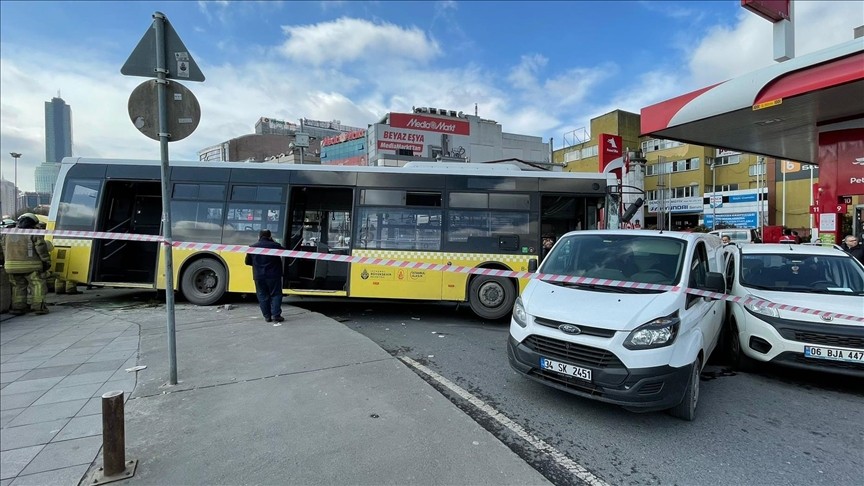 İETT otobüsü 6 araca çarptı: 1 kişi yaralandı