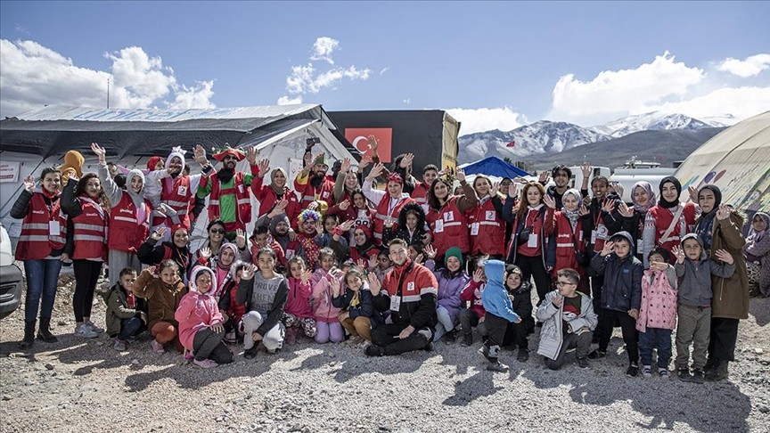 Türk Kızılay depremzede çocukları bayramlıklarla sevindiriyor