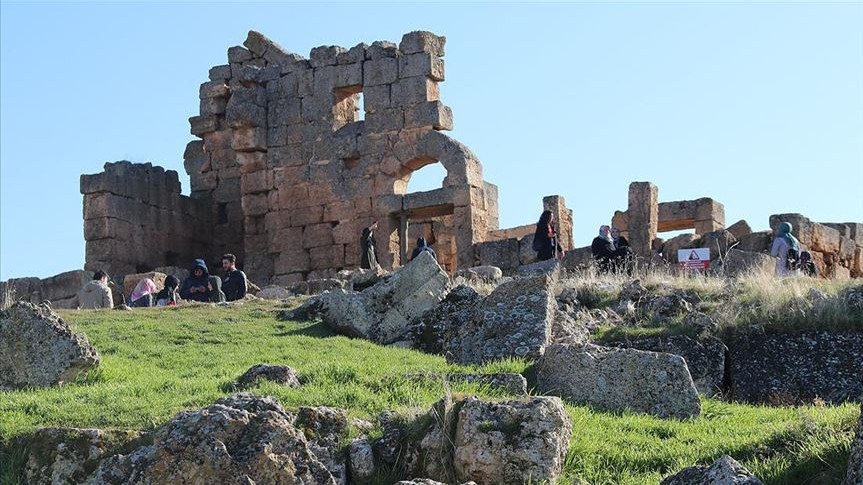 Diyarbakır'daki Zerzevan Kalesi'nde 1900 yıllık Mithras Tapınağı'nın anıtsal kapısına ulaşıldı
