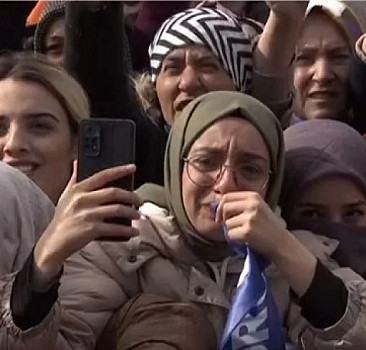 Başkan Erdoğan mitingte ağlayan genci teselli etti