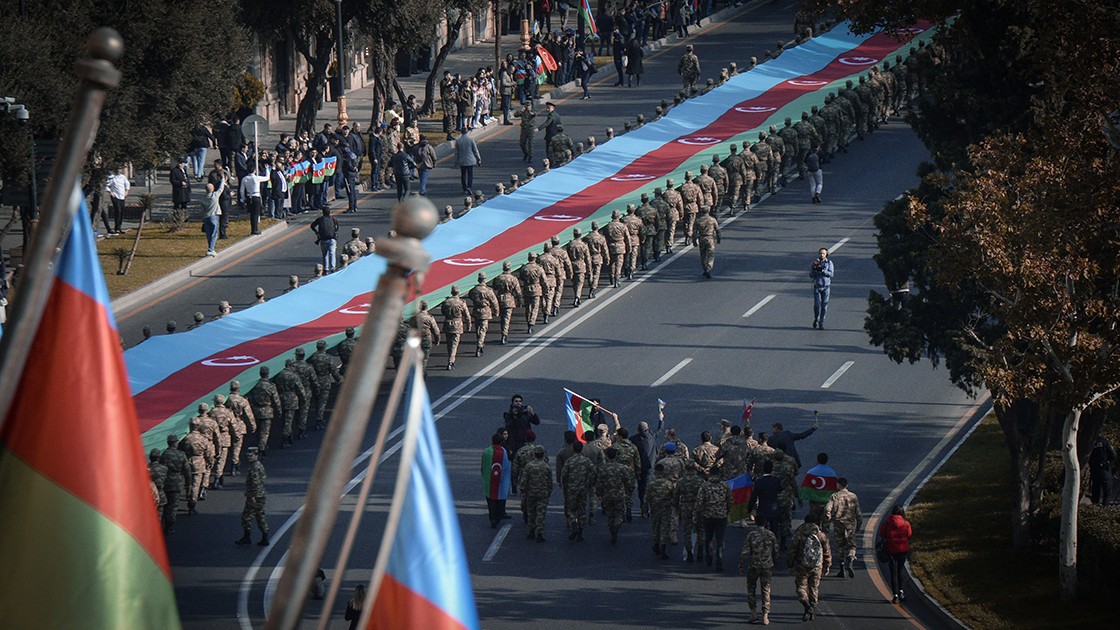 Karabağ zaferi için binlerce kişi Bakü'de yürüdü