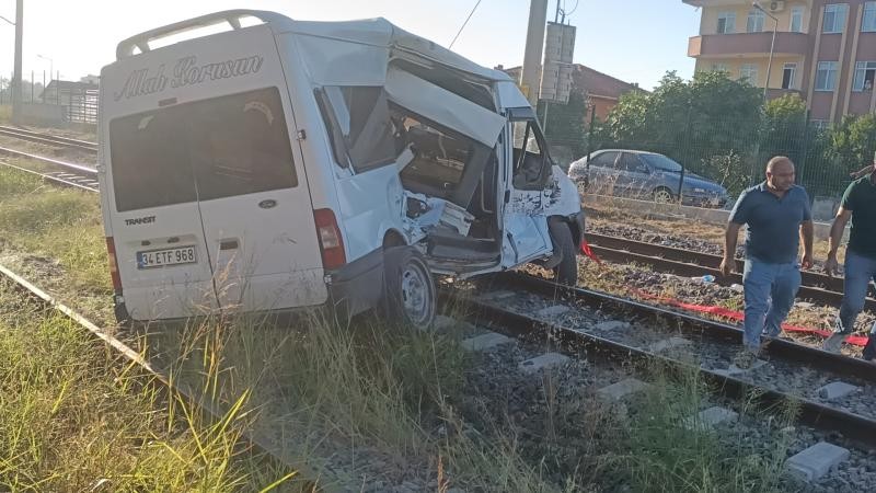 Sakarya'da kaza! Tren minibüse çarptı