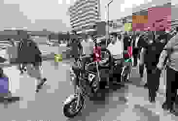 Bakan Kurum bir engelliye motosiklet hediye etti