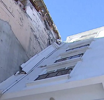 60 derece yan yatan binanın camları dahi kırılmadı