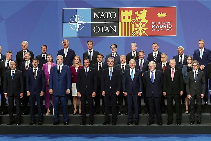 NATO Zirvesi'nden aile fotoğrafı