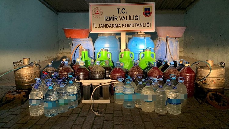 İzmir'de 972 litre kaçak içki ele geçirildi